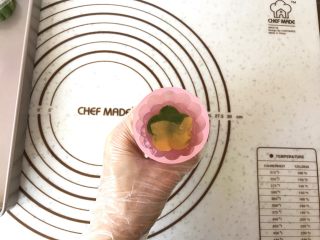 9、桃山皮月饼,再将花片放入模具内