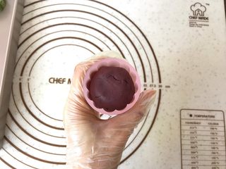 10、桃山皮月饼,最后放入包了馅的面团