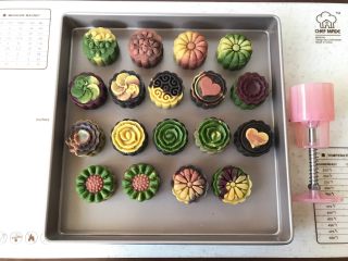 11、桃山皮月饼,压制成形。