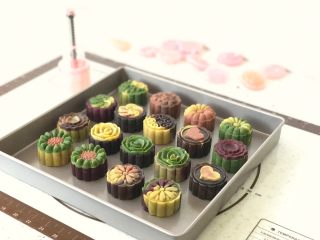 12、桃山皮月饼,烤前往月饼表面喷一次水。