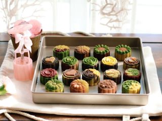 14、桃山皮月饼,刚烤完的月饼很软，不要马上移动，放至烤盘等凉后取出，冷却后密封等回油。