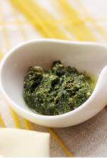 2、青酱意大利面,加入芝士粉、松子拌匀，加入盐调味即可