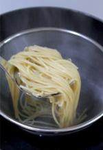 3、青酱意大利面,锅中倒入适量清水，放入少许盐，开锅后下意大利面，约8分钟煮熟即可