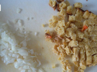 1、菠菜包奶酪,洋葱切碎。面包切成不到1 cm立方的小块。我今天用的面包是前两天做的土豆胡萝卜面包。这个面包其实不合格，水分太多，即使空气中放置一天也不够干燥。所以我用吐司机烤了一道，就非常好用了