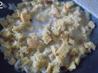 2、菠菜包奶酪,锅里给适量黄油，烧热后下入一半的洋葱炒香。下入面包丁，翻炒一下，加入牛奶，转小火慢慢加热，别让牛奶沸腾着。牛奶热了，就可以关火，备用