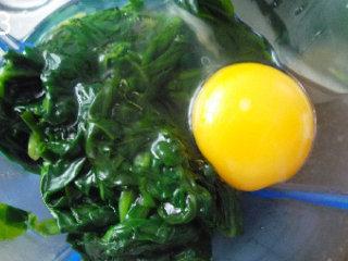 3、菠菜包奶酪,菠菜洗净、过水、挤干。和蛋一起放入搅拌机中打成泥