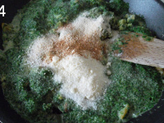 4、菠菜包奶酪,菠菜泥加入面包牛奶中。加入2勺面包屑，加入帕玛干酪，用盐、胡椒和肉豆蔻调味