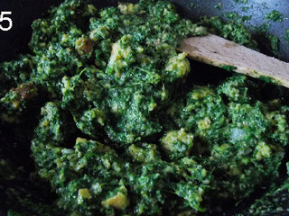 5、菠菜包奶酪,小火翻炒。最终的形态要像粘稠的面糊一样，黏糊糊的，能很好地结团。如果太稀，两种方法。一是再加面包屑。但是面包屑也不好加太多，3、4勺不得了了，我们主要还是吃菠菜的。第二种方法就是小火加热翻炒。在受热的过程中减少水分。待凉备用