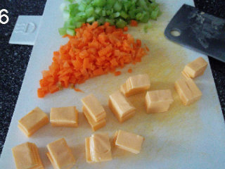 6、菠菜包奶酪,可融化的奶酪摞在一起，切成丁。一个菠菜丸子里包多少奶酪，完全取决于个人喜好。别太多，因为可融化的奶酪多比较腻。另外胡萝卜和芹菜取适量，切碎