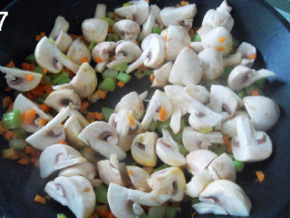 7、菠菜包奶酪,等菠菜泥凉的时候，就开始炒配菜。锅里给适量黄油加热融化。下入胡萝卜和芹菜碎炒香。新鲜口蘑洗净、切成四瓣，下锅炒。这里我觉得菠菜包奶酪原本不干涩，也很粘口，不需要淋汁。如果想淋汁的话，可以在口蘑里加水，然后勾芡也好，还是给烹饪奶酪也好，这个看个人喜好。炒好的口蘑保温，备用