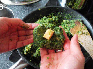 8、菠菜包奶酪,用湿手做菠菜丸子。取适量菠菜泥，像包汤圆一样，包入步骤6里切好的奶酪块。包好了就放入微微沸腾的水里煮，飘起来了就可以起锅。每包完一个都要将手洗净，并保持水分，才不会粘手