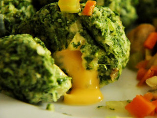 9、菠菜包奶酪,菠菜包乳酪和步骤7里做好的口蘑一起盛盘。我还配了点原味土豆泥吃