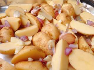 4、经典美式早餐,烤盘铺锡纸，放上土豆块、切碎的红葱头和大蒜