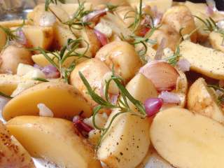 5、经典美式早餐,放上新鲜的迷迭香，撒上适量的海盐、黑胡椒碎和橄榄油拌匀