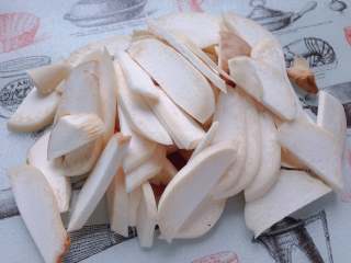 7、经典美式早餐,杏鲍菇洗净，对开切斜刀片