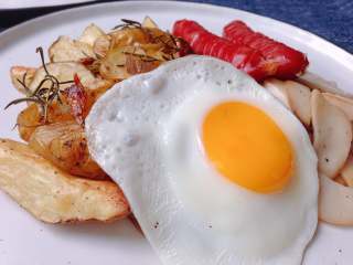 13、经典美式早餐,将太阳蛋与土豆、香肠和杏鲍菇一起装盘