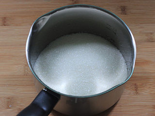 1、转化糖浆,准备一个不锈钢锅或者陶瓷锅(不要用铁锅和铝锅)，把糖放入锅里