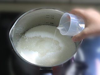 2、转化糖浆,加入水