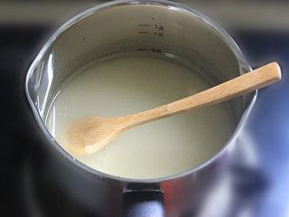 3、转化糖浆,用筷子等工具稍微搅拌一下，让糖和水混合。开中火加热。之后请不要再搅拌