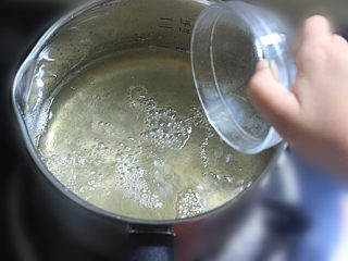 4、转化糖浆,等糖水煮开以后，倒入新鲜柠檬汁