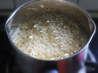 6、转化糖浆,一直用小火慢慢熬煮即可。煮40分钟到1小时左右。煮的时间越长，糖浆的颜色越深。我们可以看到糖浆颜色慢慢变深的过程