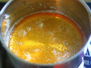 7、转化糖浆,看到糖浆变成琥珀色，并有一点点的粘稠，就说明糖浆煮好了，煮好糖浆后，关火，等糖浆冷却后，找一个密封罐，把糖浆装起来，放置1天以后使用