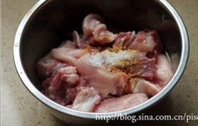 3、鲜肉棕,五花肉洗净后切块，入少许盐、料酒、鸡精、幼砂糖及姜粉