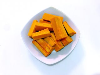 1、零热量月饼,让中秋节充满爱,南瓜去皮,切小。