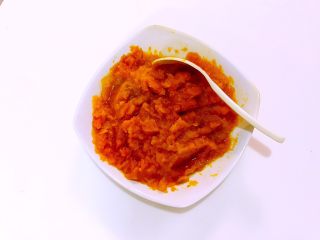 2、零热量月饼,让中秋节充满爱,上锅蒸熟,压成泥。