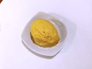 4、零热量月饼,让中秋节充满爱,揉成不沾手状。