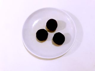 6、零热量月饼,让中秋节充满爱,分成20克的重量,用手捏成圆形。