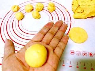 7、零热量月饼,让中秋节充满爱,南瓜分30克的重量,捏成圆形。