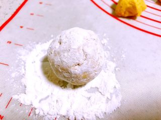 11、零热量月饼,让中秋节充满爱,在糯米粉中滚一圈。