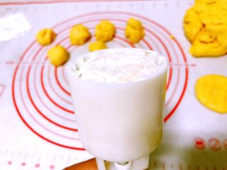 12、零热量月饼,让中秋节充满爱,放入月饼模具。