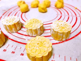 13、零热量月饼,让中秋节充满爱,脱模。