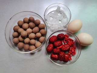 1、桂圆鸡蛋汤,食材准备好：桂圆，红枣，枸杞，鸡蛋，冰糖