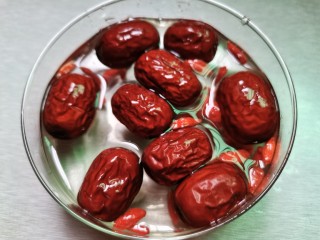 2、桂圆鸡蛋汤,红枣，枸杞清洗一下捞出