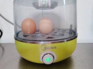 4、桂圆鸡蛋汤,鸡蛋放蒸蛋器里蒸熟
