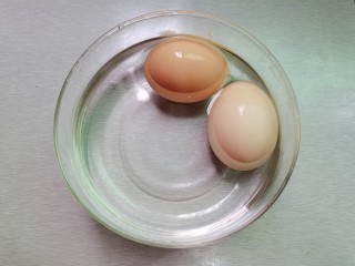 5、桂圆鸡蛋汤,蒸好后放冷水中泡泡，方便剥壳