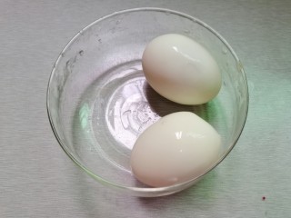 6、桂圆鸡蛋汤,泡好后的鸡蛋，壳剥掉