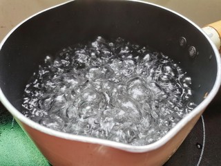 7、桂圆鸡蛋汤,奶锅放入适量的水煮开