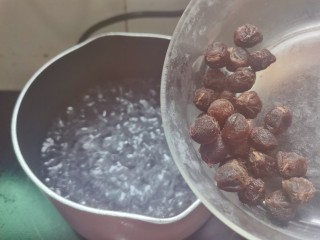 8、桂圆鸡蛋汤,水开后桂圆下锅