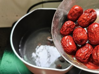 9、桂圆鸡蛋汤,依次放入红枣