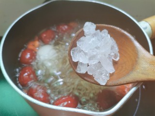 11、桂圆鸡蛋汤,差不多好后，放少许的冰糖