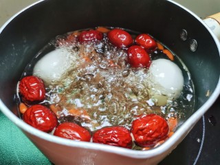 12、桂圆鸡蛋汤,最后再微微煮至一会儿，即可