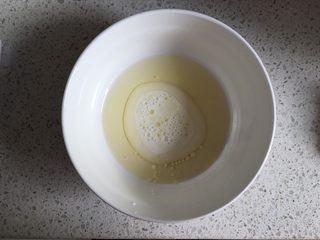 1、日式泡芙蛋糕卷,【蛋糕体制作】采用后蛋法，玉米油合牛奶先倒入容器内，手动打蛋器搅打均匀
