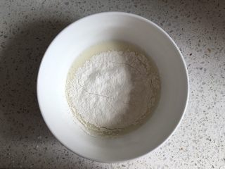 2、日式泡芙蛋糕卷,加入过筛的低筋面粉和玉米淀粉