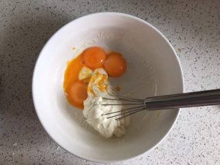 3、日式泡芙蛋糕卷,z字形搅拌至无干粉状态，加入蛋黄