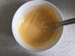 4、日式泡芙蛋糕卷,搅打混合均匀，放一旁备用