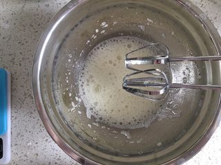 5、日式泡芙蛋糕卷,打发蛋清：蛋清内先滴入4滴柠檬汁，然后低速打发至粗泡状态